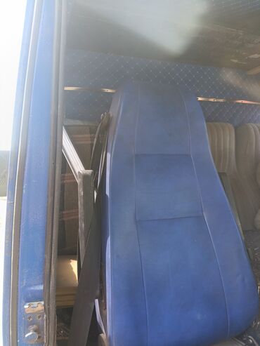 Скутеры: Мопед красного цвета с черными и серыми акцентами. Оснащен передней — 39