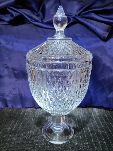 Činije: Bombonijera,pehar, kristal rucna obrada 70,80te. Pehar je — 2