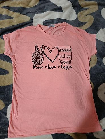 luze o: Roze ženska majica kratkih rukava sa printom “Peace ♥ Love ♥ Coffee” — 1