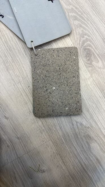 Süni güllər: Müxtəlif rənglərdə və teksturalarda mövcud olan döşəmə nümunələrinin — 11