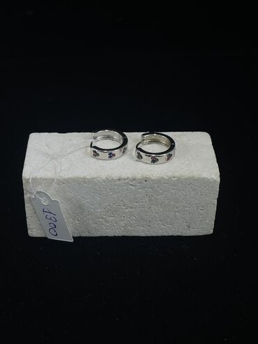 Серебряные серьги: Элегантные серьги-кольца серебристого цвета, украшенные россыпью — 4