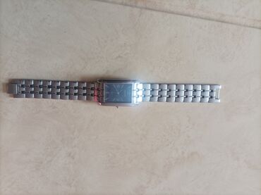 tek qaş üzüklər: Klassik dizaynlı kvadrat korpuslu kişi qol saatı - Marka: Seiko