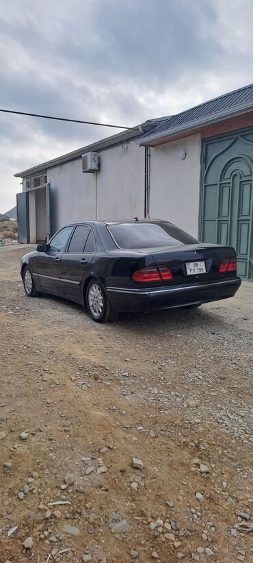 Mercedes-Benz: Mercedes-Benz E-Class (W210), qara rəng, sedan kuzov. Xarici — 5