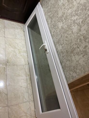 qapi desteyi: Ax istifade edilmish evin balkon gapisidir, icinde setkasi da var