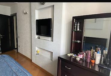 1 комнатная квартира в новостройке: Mənzilin təsviri - Plan: geniş qonaq otağı, ayrıca mətbəx, yataq — 1