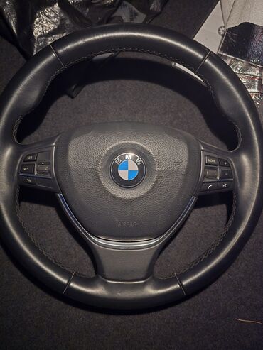 bmw 318: Qara dəri ilə örtülmüş, BMW loqosu olan çoxfunksiyalı sükan. Sükanda