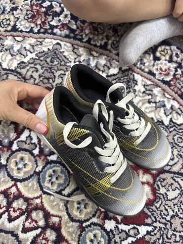 спортивное оборудование: Набор футбольной обуви для детей/подростков — 3 пары. 1) Черно‑серые