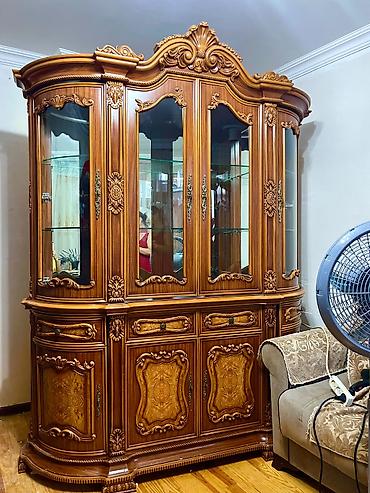 Klassik üslubda vitrin-bufet - Material: Təbii ağac əsaslı