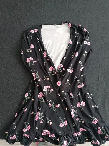 cvetna haljina br: Cvetna haljina s nije nosena. Na preklop