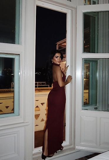 gun eynəyi: Bordo rəngli zərif uzun gecə libası. Bədənə oturan, fiquru vurğulayan — 3