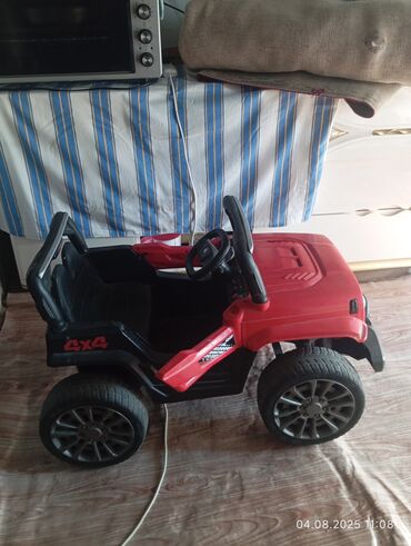 Çaydanlar: Uşaqlar üçün nəzərdə tutulmuş bu elektrikli "Jeep" avtomobili qırmızı