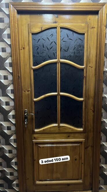 Furnitura və aksessuarlar: Şüşəli panelə və naxışlı şüşəyə malik taxta daxili qapı. Bu qapı taxta