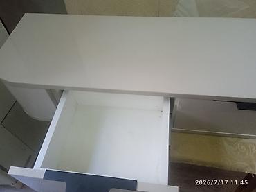 divarda kitab refleri: Açıq boz, müasir dizaynlı divar tipli TV tumbası/komod — 3