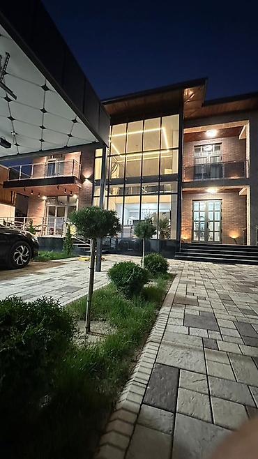 Современный двухэтажный дом в актуальном стиле с панорамным