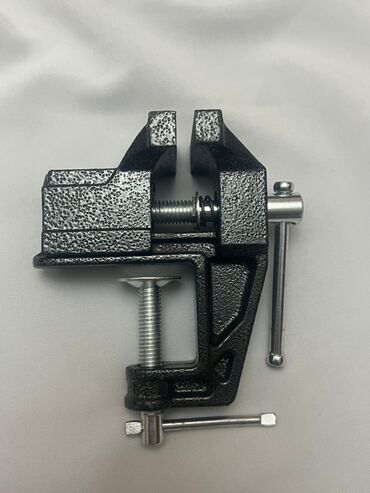 монтажный пистолет: Мини-тиски настольные с креплением к столешнице. - Компактный размер —