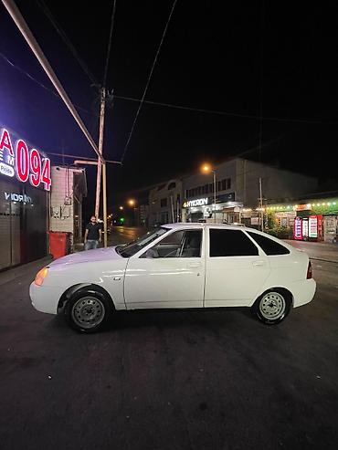 priora farası: Ağ rəngli Lada Priora sedan. Avtomobilin кузов görnüşü sedan — 8