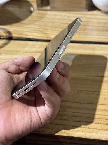 30000: IPhone 13, Б/у, 128 ГБ, White Titanium, Чехол, 80 % — 6