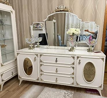 plastik stul: Klassik üslubda qonaq otağı dəsti - 1 ədəd geniş divan: zərif qızılı — 10