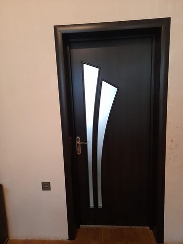 qapi otaq: Qapidan 2 denedi uzunu 2m.eni 80di.teze qapilardi iwdenmeyib . biri