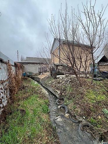 Продажа коттеджей и домов: 🏡 Продается уютный двухэтажный дом в ж/м Ак-Тилек! ✨ Отличный вариант — 9