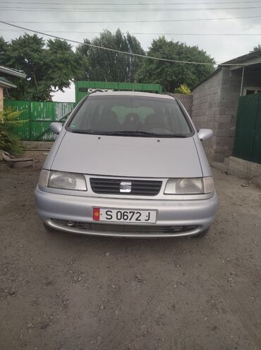 авто легковой: SEAT Alhambra, серебристый минивэн. Кузов и экстерьер: - 5‑дверный