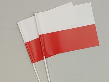 Dwie używane flagi Polski na plastikowych drzewcach. Idealne do