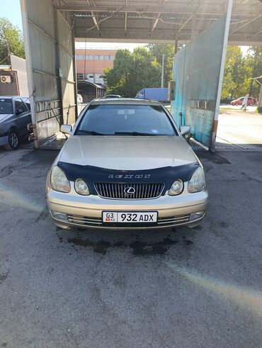 лексус js: Седан Lexus GS 300, выполненный в бежевом цвете, предлагает комфорт и