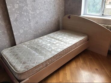 кровать: Vəzyəti əla Qiymət:280(matrasla birliktə) Şəhər ici catırılma pulzuz