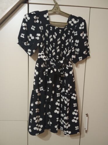 Gündəlik donlar: Qadın geyim dəsti 1) Qara rəngli, ağ çiçək naxışlı yay paltarı - — 2