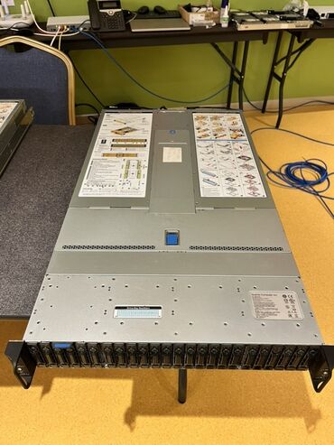 Serverlər: Quanta Computer Inc. şirkətinin istehsalı olan bu server, böyük həcmdə — 3