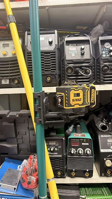 Лазерный нивелир DeWALT с кронштейном для крепления на штангу/стойку