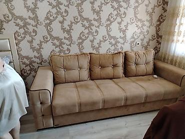 divan alışı: Bej rəngli, yumşaq süet/parça dəri toxumalı geniş divan. - Klassik — 1