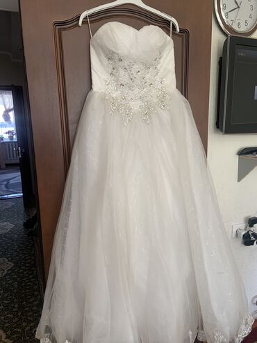 продается свадебное платье: Продаю свадебное платье 1000 !!! 
Очень красивый