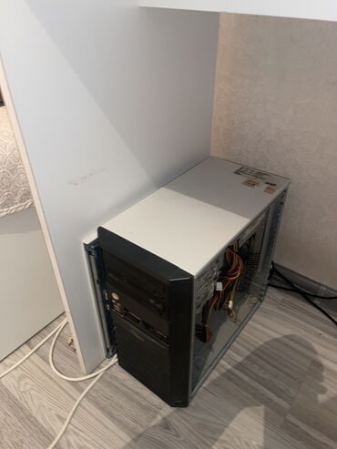 Masaüstü kompüterlər və iş stansiyaları: BARTER OLUNUR Xüsusiyyətlər: 	•	Prosessor: Intel Core 2 	•	RAM: 4 GB