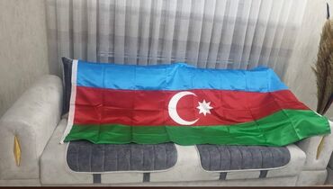 qara bayraq sekilleri: Türkiyə istehsalı atlas parçadan uzunluğu:2 eni:1 m olan Azərbaycan
