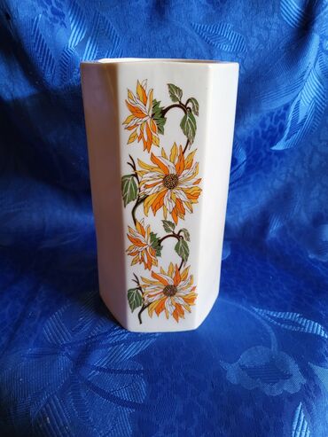 Stare vaze i dekor: Vaza nova Zajecar porcelan 70te. Visina. 17,5cm — 2