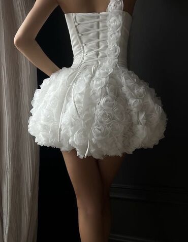 костюм дедпула: Платье мини с объемными розами и корсетной шнуровкой - Силуэт lalafo.kg да костюм дедпула: Платье мини с объемными розами и корсетной шнуровкой - Силуэт