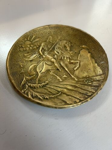 Qədim xalçalar: Atlı fiquru və mənzərə təsvirləri ilə bəzədilmiş bürünc medal ve ya