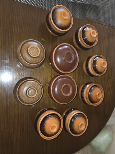 кухонный сервиз: Набор керамических горшочков с крышками для запекания и подачи блюд