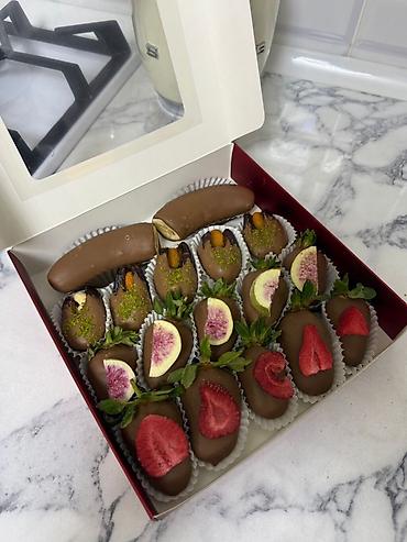 Съедобные букеты: Клубника в шоколаде И фрукты на выбор Цены минимальные Стоимость — 8