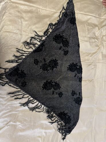 комплект золото: Pretty Rose brendi üçbucaq şal - Mənşə: Made in Japan (etiketdə) -