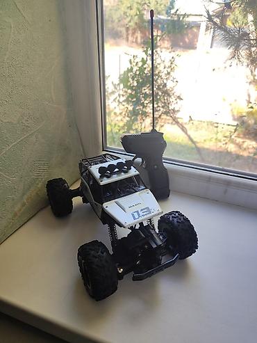 Радиоуправляемый внедорожник-скалолаз (RC Rock Crawler) с пультом at lalafo.kg Радиоуправляемый внедорожник-скалолаз (RC Rock Crawler) с пультом