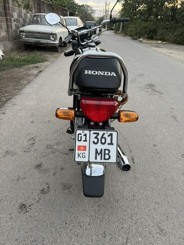 бак на мотоцикл: Мотоцикл Honda CD70 черного цвета с яркими графическими элементами на