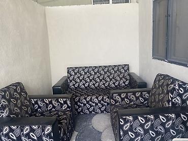 kreslo yellenen: 1 ədəd divan + kreslolar satılır. Təmiz və səliqəli vəziyyətdədir — 4