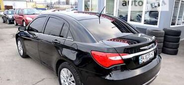 Avtomobil alışı: Dördqapılı, qara rəngli Chrysler 200 sedan. Avtomobil geniş ön