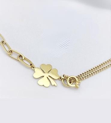 Серьги: Пара элегантных золотистых сережек с английским замком. Каждая сережка — 15