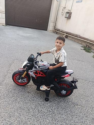 oglan oyuncaqlari: Uşaq elektrik motosikleti - Realistik “naked bike” dizaynı: iri ön — 2