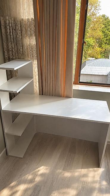 ucuz ofis kreslolari: Ağ rəngli L formalı iş/stolüstü masa - Müasir, minimal dizayn - Sağ — 1
