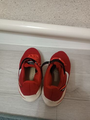 красные туфли: Спортивные ботосы состояние очень хорошее размер - 32. Подошва
