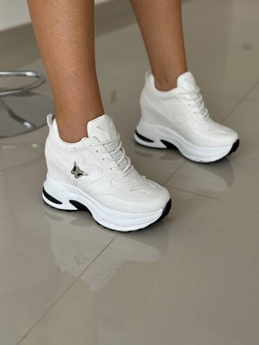 Women's Sneakers and athletic shoes: Cena 4800din
Br36-40
Skrivena peta 9cm — 22